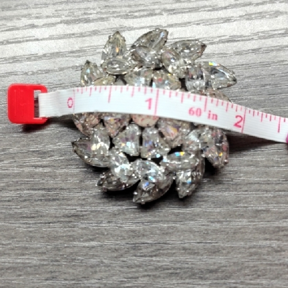 Dazzling Weiss Vintage Silver Tone  Crystal Rhinestone Brooch - Picture 7 of 7
